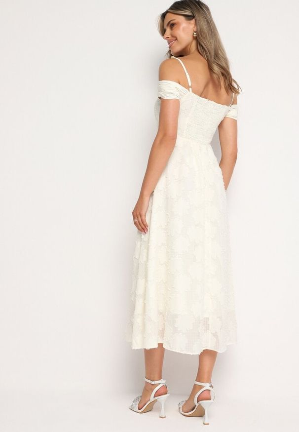 Born2be - Jasnobeżowa Rozkloszowana Sukienka na Regulowanych Ramiączkach o Taliowanym Kroju Umadea. Kolor: beżowy. Długość rękawa: na ramiączkach. Styl: elegancki