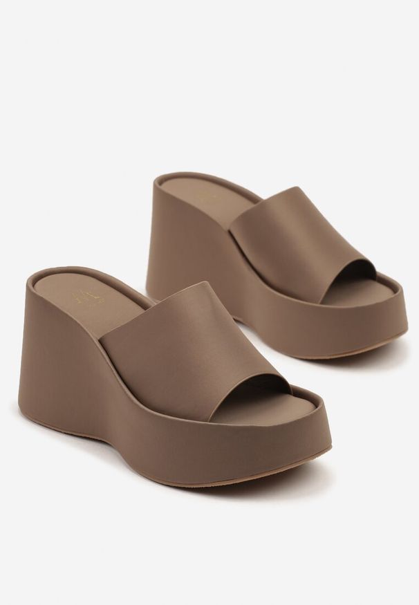 Renee - Ciemnobeżowe Klapki na Koturnie i Platformie Julixia. Okazja: na co dzień. Nosek buta: otwarty. Kolor: beżowy. Obcas: na koturnie. Styl: casual, elegancki