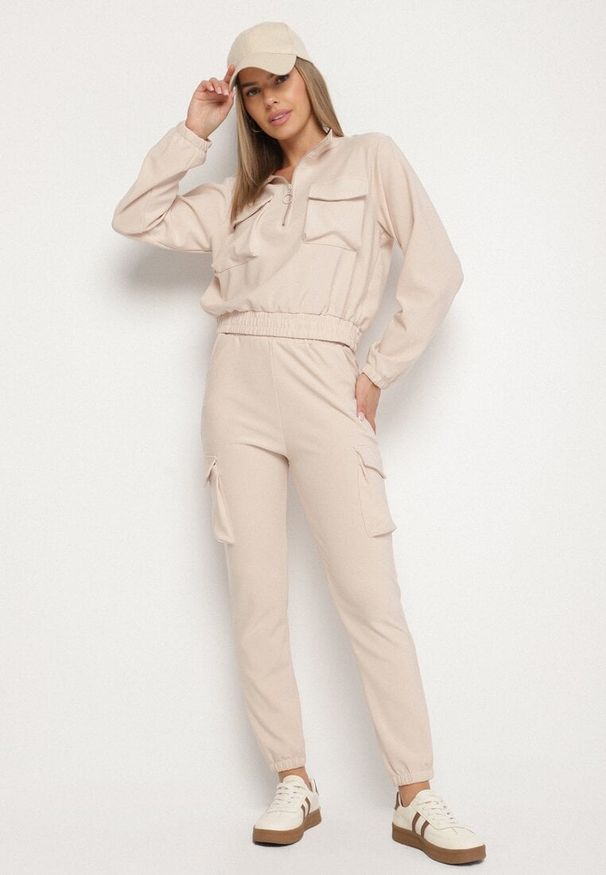 Born2be - Beżowy Komplet Dresowy w Stylu Cargo Bluza na Suwak i Joggery Sitene. Kolor: beżowy. Materiał: dresówka. Sport: turystyka piesza