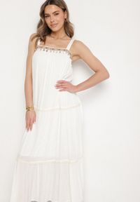 Born2be - Biała Wiskozowa Sukienka o Rozkloszowanym Kroju z Biżuteryjnym Zdobieniem Mevinda. Okazja: na co dzień. Kolor: biały. Materiał: wiskoza. Długość rękawa: na ramiączkach. Wzór: aplikacja. Styl: casual, elegancki #7