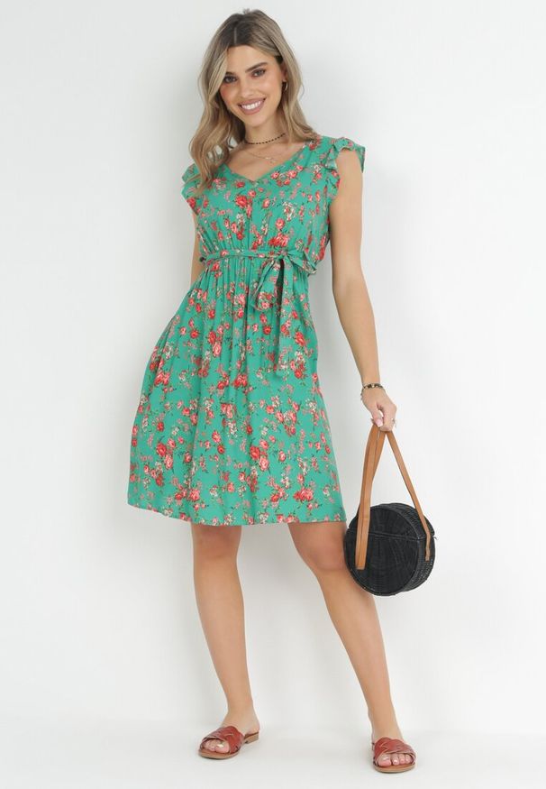 Born2be - Zielona Sukienka z Gumką w Pasie z Wiskozy w Kwiaty Chrysa. Typ kołnierza: kołnierz z falbankami. Kolor: zielony. Materiał: wiskoza. Wzór: kwiaty
