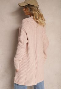 Renee - Jasnoróżowy Długi Kardigan Bez Zapięć z Obniżoną Linią Ramion i Kieszeniami Viatha. Okazja: na co dzień. Kolor: różowy. Materiał: jeans. Długość rękawa: na ramiączkach. Długość: długie. Styl: casual, elegancki