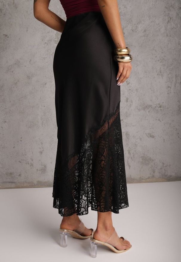 Renee - Czarna Satynowa Spódnica Ozdobiona Rozcięciem na Nogę i Koronką Saviraet. Kolor: czarny. Materiał: satyna, koronka. Wzór: aplikacja, koronka. Styl: elegancki