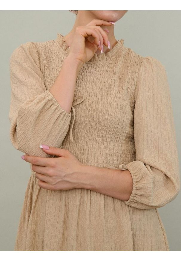 Sinsay - Sukienka szmizjerka z ozdobnymi falbankami - beżowy. Typ kołnierza: kołnierz z falbankami. Kolor: beżowy. Typ sukienki: szmizjerki