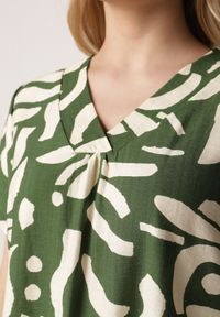 Born2be - Zielona Pudełkowa Sukienka z Wiskozy z Dekoltem w Serek w Abstrakcyjny Wzór Cresom. Okazja: na co dzień. Typ kołnierza: dekolt w serek. Kolekcja: plus size. Kolor: zielony. Materiał: wiskoza. Sezon: lato. Typ sukienki: dla puszystych, proste. Styl: casual #6