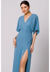 Makover - Długa sukienka z dekoltem V i rozcięciem kimonowa niebieska. Okazja: na ślub cywilny, na wesele, na imprezę. Kolor: niebieski. Typ sukienki: ołówkowe. Styl: wizytowy. Długość: maxi #1