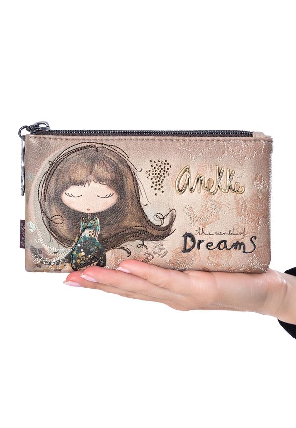 Brązowy Stylowy Portfel Damski Anekke Z Laleczką. Kolor: brązowy. Wzór: kwiaty, motyw z bajki, aplikacja, haft