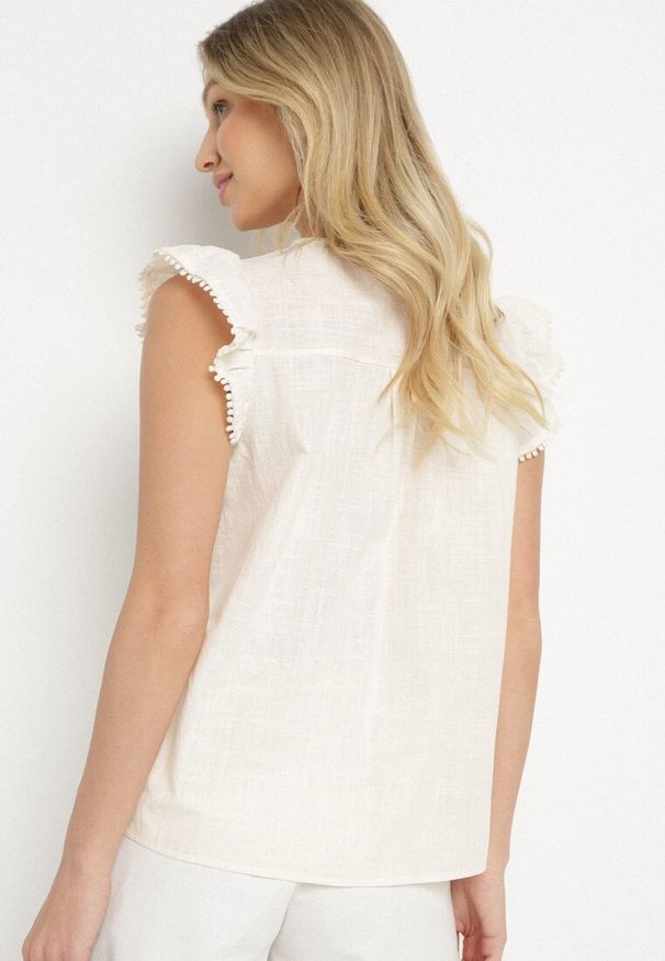 Born2be - Beżowa Bawełniana Bluzka Zdobiona Haftem i Falbanką Taloretia. Okazja: na co dzień. Typ kołnierza: dekolt w serek. Kolor: beżowy. Materiał: bawełna. Długość rękawa: krótki rękaw. Długość: krótkie. Wzór: aplikacja, haft. Styl: casual, elegancki