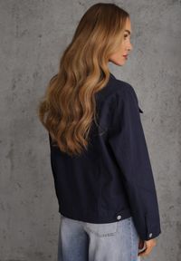 Renee - Granatowa Jeansowa Kurtka z Bawełny Perilopei. Okazja: na co dzień. Kolekcja: plus size. Kolor: niebieski. Materiał: bawełna, jeans. Styl: casual #6