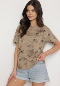 Born2be - Ciemnobeżowy T-shirt Bawełniany w Print w Motylki Tenorea. Kolor: beżowy. Materiał: bawełna. Wzór: nadruk. Styl: klasyczny #6