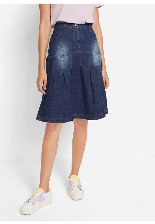 bonprix - Spódnica dżinsowa z zakładkami i wygodnym paskiem, fason o linii litery A. Kolor: niebieski. Materiał: bawełna
