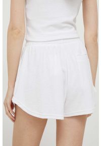 Calvin Klein Jeans szorty damskie kolor biały z nadrukiem high waist. Stan: podwyższony. Kolor: biały. Materiał: dzianina. Wzór: nadruk #4