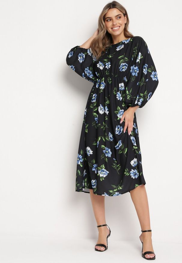 Born2be - Czarno-Niebieska Rozkloszowana Sukienka Midi z Rękawami Nietoperz w Kwiaty Gervia. Okazja: na spacer, na imprezę. Kolor: czarny. Wzór: kwiaty. Sezon: lato. Typ sukienki: rozkloszowane. Długość: midi