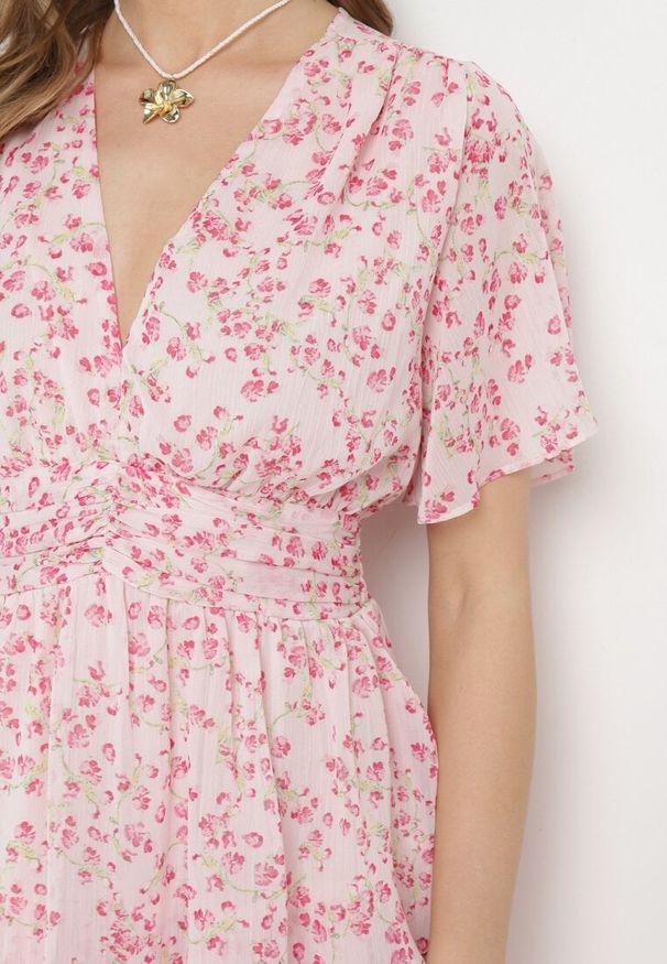 Born2be - Różowa Rozkloszowana Sukienka z Ozdobnymi Marszczeniami i Gumką w Talii i Falbankami Mennata. Typ kołnierza: kołnierz z falbankami. Kolor: różowy. Długość rękawa: krótki rękaw. Styl: klasyczny