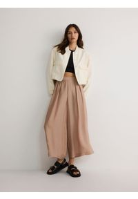 Reserved - Spodnie culotte z wiskozy - beżowy. Kolor: beżowy. Materiał: wiskoza