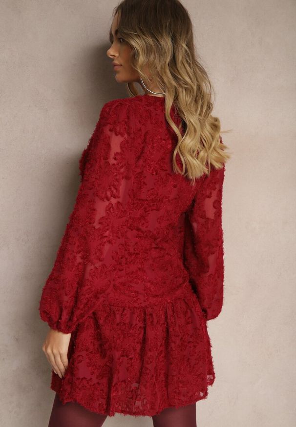 Renee - Bordowa Sukienka z Koronki o Taliowanym Fasonie z Kopertową Górą Nelabine. Kolor: czerwony. Materiał: koronka. Wzór: koronka. Sezon: wiosna, lato. Typ sukienki: kopertowe. Styl: elegancki, klasyczny
