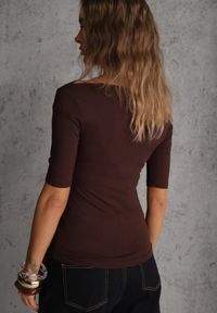 Renee - Brązowy Dopasowany T-shirt z Wiskozy z Dekoltem w Łódkę Vivianna. Typ kołnierza: dekolt w łódkę. Kolor: brązowy. Materiał: wiskoza #2