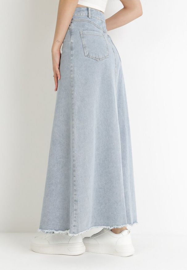 Born2be - Jasnoniebieska Jeansowa Spódnica z Wysokim Stanem i Postrzępionym Dołem Hayva. Stan: podwyższony. Kolor: niebieski. Materiał: jeans. Styl: klasyczny