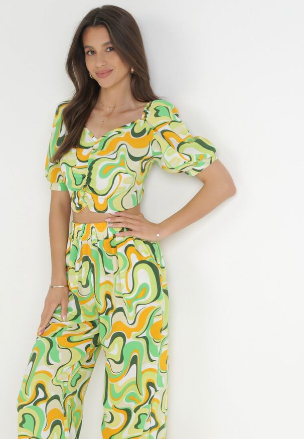 Born2be - Jasnozielony 2-częściowy Komplet Top z Bufiastym Rękawem i Spodnie z Gumką w Pasie Falla. Kolor: zielony. Materiał: materiał