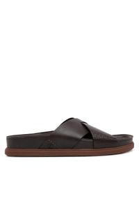 Clarks Klapki Torford Cross 26180888 Brązowy. Kolor: brązowy. Materiał: skóra
