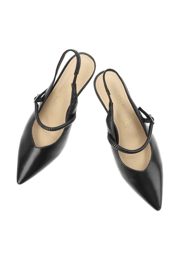 Czółenka damskie S.Barski, cholewka ze skóry naturalnej licowej pasek wokół pięty z regulacją na klamrę zabudowany szpiczasty przód, czarne, CR61-304. Nosek buta: szpiczasty. Zapięcie: klamry. Kolor: czarny. Materiał: skóra. Szerokość cholewki: normalna