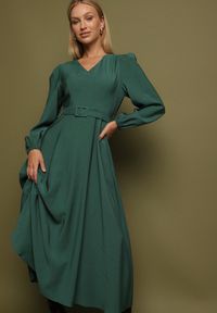 Born2be - Zielona Wiskozowa Sukienka o Rozkloszowanym Kroju z Paskiem z Klamerką Arilesse. Okazja: na co dzień. Typ kołnierza: dekolt w kształcie V. Kolor: zielony. Materiał: wiskoza. Długość rękawa: długi rękaw. Styl: casual, elegancki #4