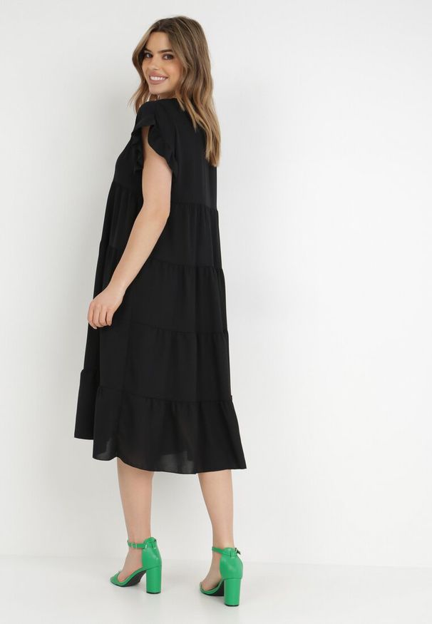 Born2be - Czarna Sukienka Clymale. Kolekcja: plus size. Kolor: czarny. Długość rękawa: krótki rękaw. Wzór: aplikacja. Typ sukienki: dla puszystych. Styl: elegancki, klasyczny. Długość: midi
