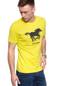 Mustang - T-SHIRT MĘSKI MUSTANG PRINT TEE 1009022 6066. Kolor: żółty. Wzór: nadruk #8