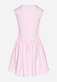 Born2be - Różowa Rozkloszowana Sukienka Ozdobiona Kwadratowym Dekoltem Halelira. Okazja: na co dzień. Typ kołnierza: dekolt kwadratowy. Kolor: różowy. Wzór: aplikacja. Typ sukienki: rozkloszowane, proste. Styl: klasyczny, casual, elegancki #2