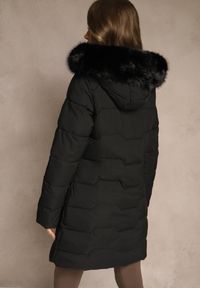 Renee - Czarna Pikowana Kurtka o Taliowanym Kroju z Kapturem z Futerkiem Mindria. Okazja: na spacer. Typ kołnierza: kaptur. Kolor: czarny. Materiał: futro. Styl: elegancki #4