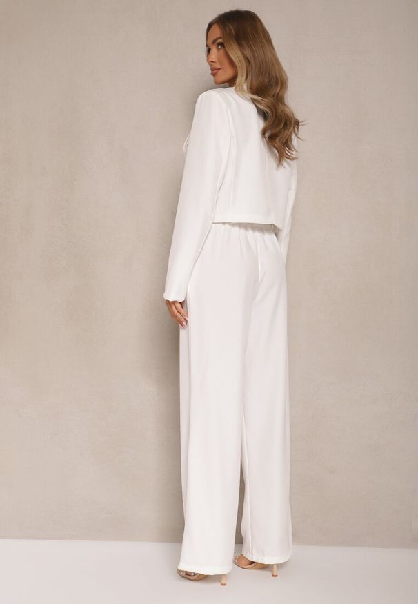 Renee - Biały Komplet o Garniturowym Kroju ze Spodniami i Marynarką z Broszką Ravkio. Kolor: biały