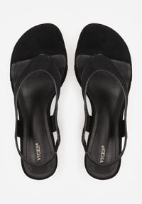 Born2be - Czarne Sandały VICES Typu Japonki na Kaczuszkowym Obcasie Sabrimis. Okazja: na co dzień. Kolor: czarny. Materiał: jeans. Obcas: na obcasie. Styl: casual, elegancki. Wysokość obcasa: średni #7