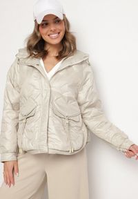 Born2be - Beżowa Kurtka Pikowana w Stylu Cargo o Krótszym Fasonie z Kapturem Varedia. Okazja: na co dzień. Typ kołnierza: kaptur. Kolor: beżowy. Materiał: jeans. Długość rękawa: długi rękaw. Długość: krótkie. Wzór: moro. Styl: klasyczny, casual, militarny, elegancki #5