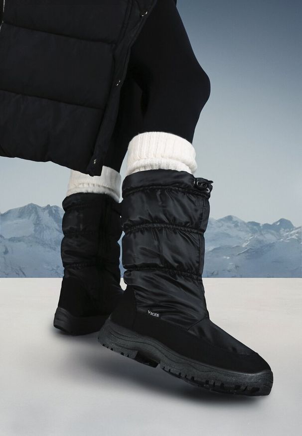 Born2be - Czarne Śniegowce Corcoran. Wysokość cholewki: przed kolano. Zapięcie: zamek. Kolor: czarny. Materiał: materiał. Szerokość cholewki: normalna. Sezon: zima. Styl: sportowy