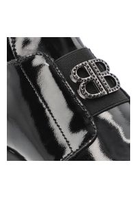 Czarne Botki Filippo Modne Lakierowane Obuwie Damskie. Okazja: na co dzień. Kolor: czarny. Materiał: lakier. Obcas: na obcasie. Styl: casual, klasyczny. Wysokość obcasa: niski #5