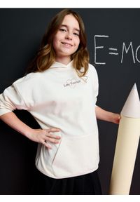 Sinsay - Bluza z kapturem - kremowy. Typ kołnierza: kaptur. Kolor: kremowy. Długość: długie. Wzór: napisy #1