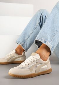 Renee - Ciemnobeżowe Sneakersy Tenisówki z Geometrycznym Motywem Amotheira. Okazja: na co dzień. Kolor: beżowy. Materiał: jeans. Wzór: geometria. Obcas: na płaskiej podeszwie