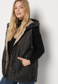 Born2be - Czarna Pikowana Kamizelka z Kapturem i Sznurkami Imvila. Okazja: na co dzień. Typ kołnierza: kaptur. Kolor: czarny. Materiał: jeans. Wzór: aplikacja. Styl: elegancki, casual, klasyczny #7