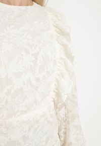 Born2be - Jasnobeżowa Koronkowa Sukienka z Marszczeniem i Falbankami z Półprzezroczystymi Rękawami Zialda. Okazja: na spotkanie biznesowe, na co dzień. Typ kołnierza: kołnierz z falbankami. Kolor: beżowy. Materiał: koronka. Typ sukienki: proste. Styl: elegancki, casual, klasyczny, biznesowy #4