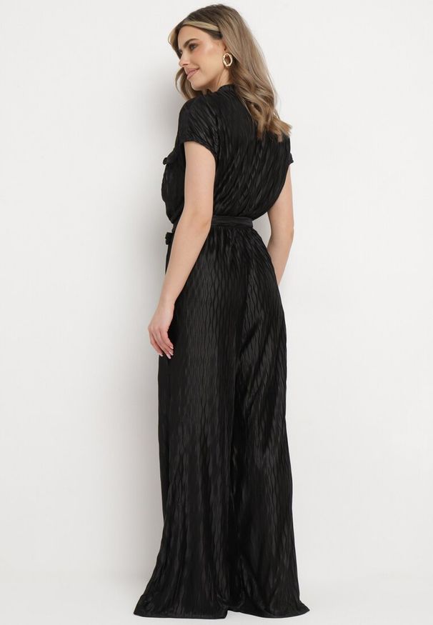 Born2be - Czarny Kombinezon z Kopertowym Dekoltem i Gumką w Pasie z Szerokimi Nogawkami i Paskiem Gliceri. Okazja: na co dzień. Kolor: czarny. Długość: długie. Styl: casual, elegancki