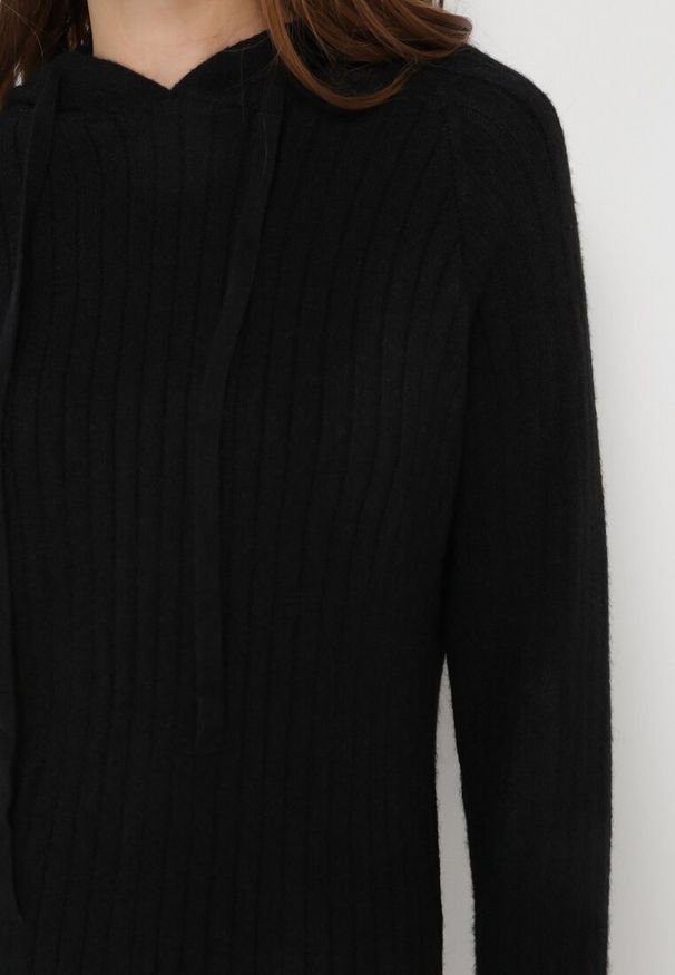 Born2be - Czarna Wełniana Sukienka z Kapturem w Prążki Tyrwe. Okazja: na co dzień. Typ kołnierza: kaptur. Kolor: czarny. Materiał: wełna. Długość rękawa: długi rękaw. Wzór: prążki. Typ sukienki: proste. Styl: elegancki, klasyczny, casual