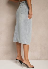 Renee - Jasnoniebieska Jeansowa Spódnica z Bawełny z Łańcuchem Lilurea. Okazja: na co dzień. Kolor: niebieski. Materiał: bawełna, jeans. Styl: klasyczny, elegancki, casual