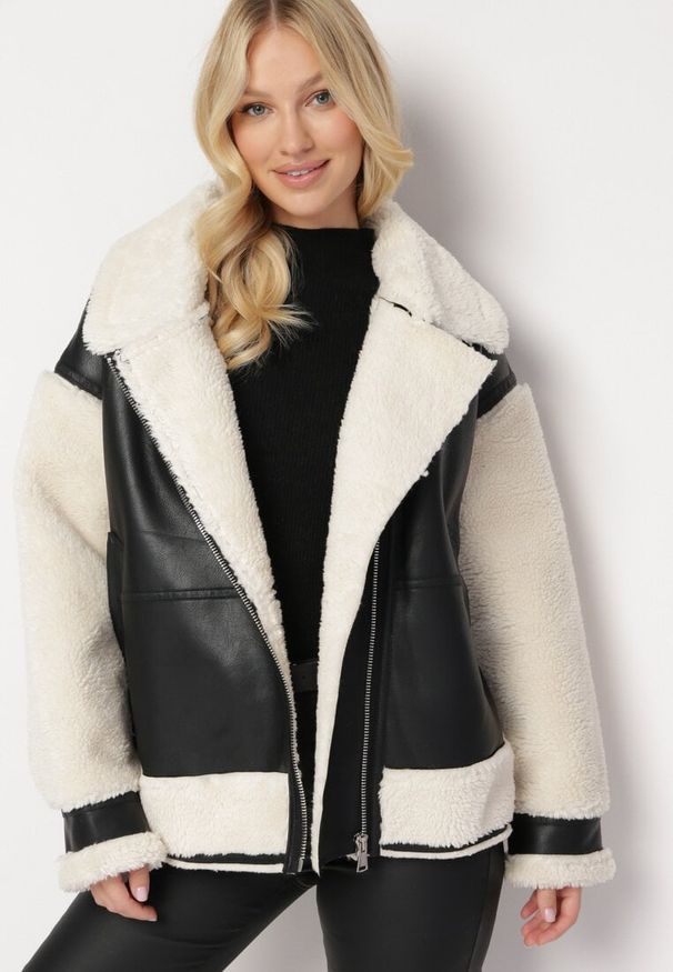 Born2be - Czarno-Biała Kurtka Ramoneska z Kożuszkiem Zirara. Okazja: na co dzień. Kolor: czarny. Materiał: futro, jeans. Wzór: paski, aplikacja. Styl: klasyczny, casual, elegancki