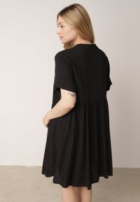 Born2be - Czarna Rozkloszowana Sukienka w Koszulowym Stylu z Bawełny Normae. Okazja: do pracy, na co dzień. Kolor: czarny. Materiał: bawełna. Typ sukienki: koszulowe. Styl: klasyczny, casual #8