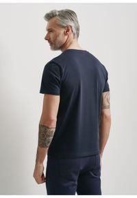 Ochnik - Granatowy T-shirt z kolorowym printem męski. Kolor: niebieski. Materiał: bawełna. Długość rękawa: krótki rękaw. Długość: krótkie. Wzór: kolorowy, nadruk #3
