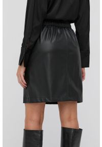 BOSS - Boss Spódnica kolor czarny mini prosta. Okazja: na co dzień. Kolor: czarny. Materiał: skóra. Styl: casual