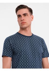 Ombre Clothing - Męska koszulka dzianinowa z nadrukiem full print – granatowa V1 - Rozmiar: L. Okazja: na co dzień. Kolor: niebieski. Materiał: dzianina. Długość rękawa: krótki rękaw. Długość: krótkie. Wzór: nadruk. Styl: casual, klasyczny