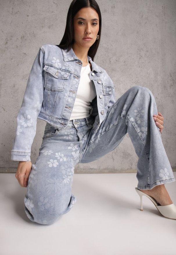 Renee - Niebieskie Szerokie Jeansy z Bawełną w Kwiaty Zinnetta. Okazja: na co dzień. Stan: podwyższony. Kolor: niebieski. Wzór: kwiaty. Styl: casual