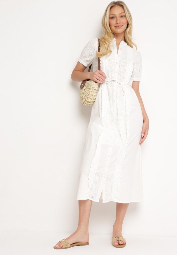 Born2be - Biała Sukienka Rozkloszowana z Bawełny Wiązana w Talii Ozdobiona Koronką Mleiana. Okazja: na randkę. Kolor: biały. Materiał: bawełna, koronka. Wzór: aplikacja, koronka. Styl: elegancki