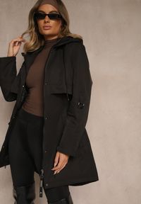 Renee - Czarna Kurtka Typu Parka z Kapturem o Klasycznym Kroju Tulania. Okazja: na co dzień, na spacer. Typ kołnierza: kaptur. Kolor: czarny. Materiał: jeans. Styl: klasyczny